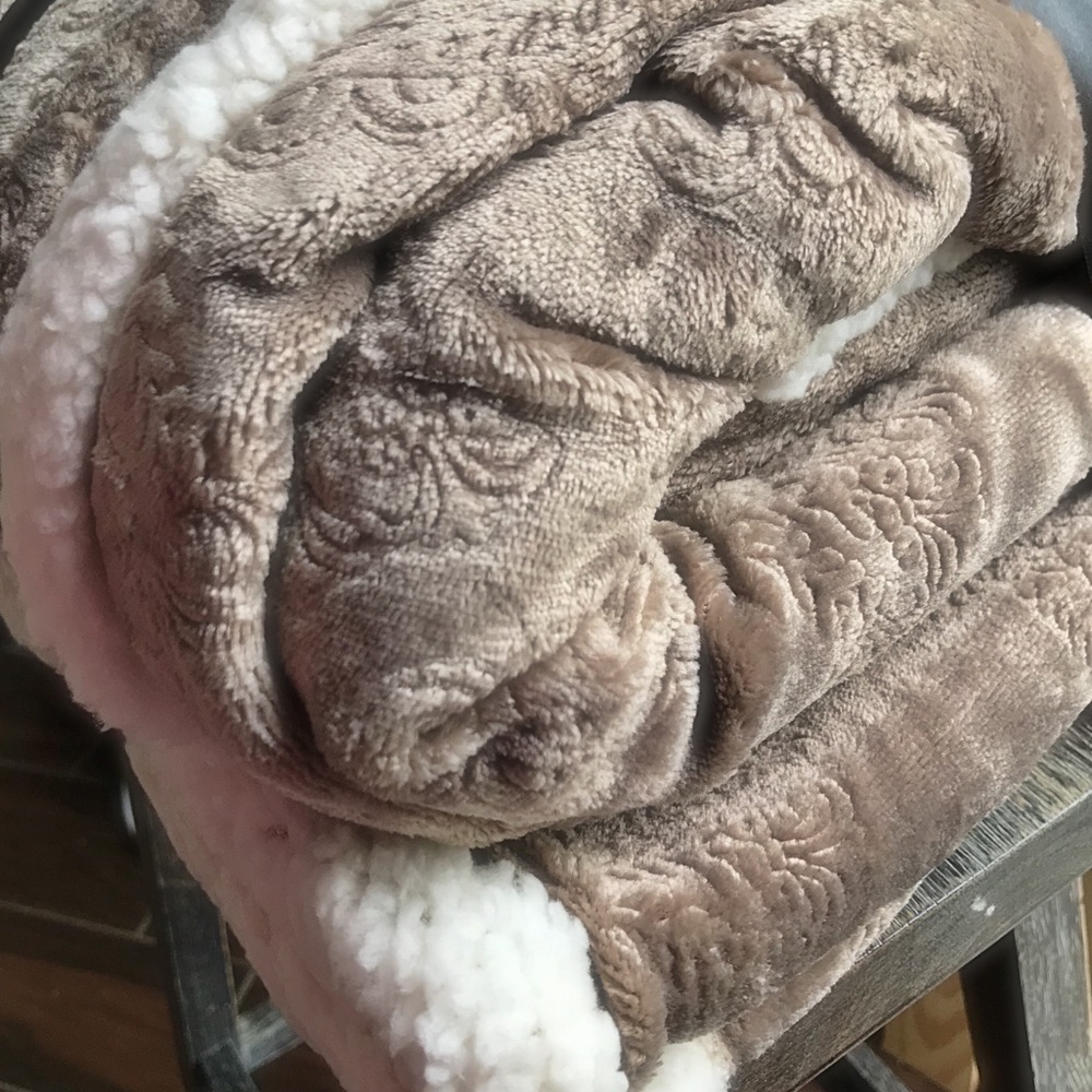 Oversized reversible embossed plush/berber throw - Picture 5 of 9